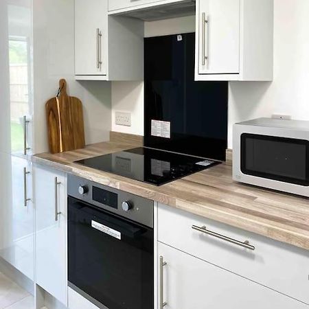 Ferienwohnung Modern Flat Near Train Station With Free Parking CBG Exterior foto