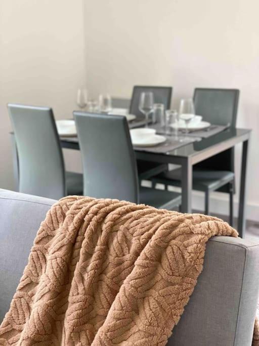 Ferienwohnung Modern Flat Near Train Station With Free Parking CBG Exterior foto
