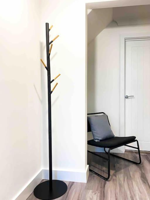 Ferienwohnung Modern Flat Near Train Station With Free Parking CBG Exterior foto