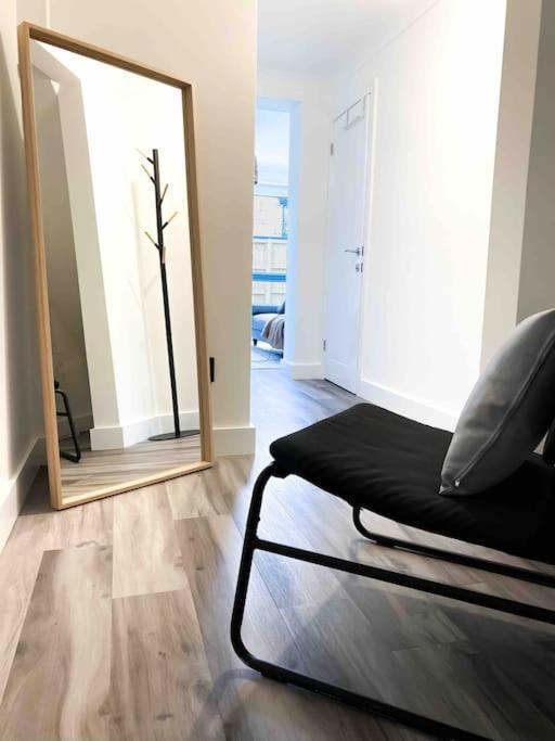 Ferienwohnung Modern Flat Near Train Station With Free Parking CBG Exterior foto