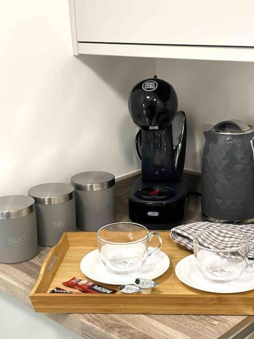 Ferienwohnung Modern Flat Near Train Station With Free Parking CBG Exterior foto