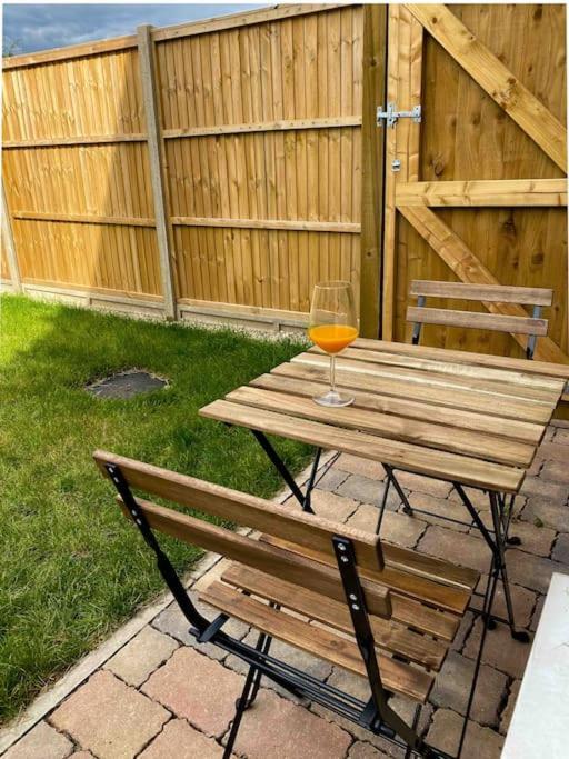 Ferienwohnung Modern Flat Near Train Station With Free Parking CBG Exterior foto