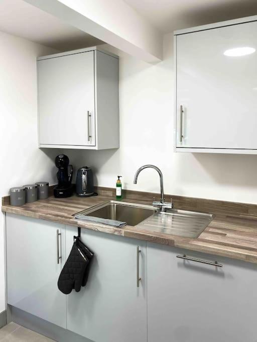 Ferienwohnung Modern Flat Near Train Station With Free Parking CBG Exterior foto