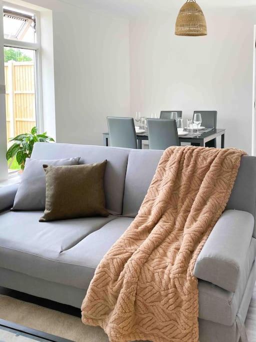 Ferienwohnung Modern Flat Near Train Station With Free Parking CBG Exterior foto