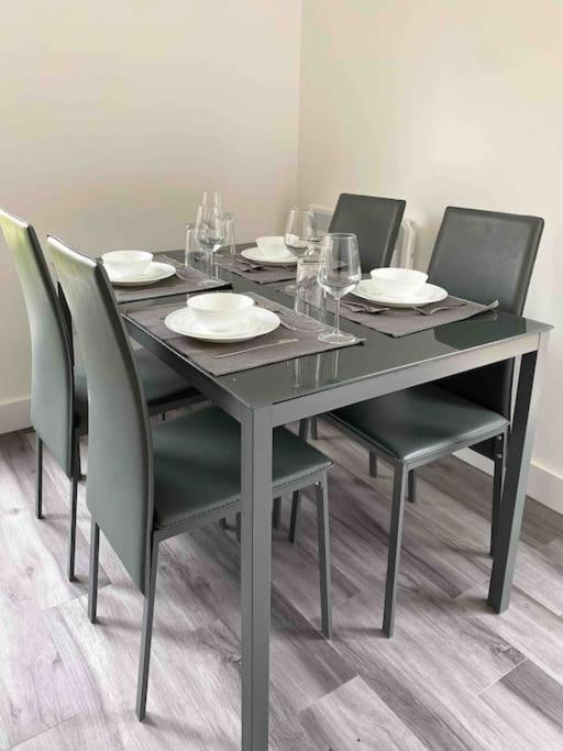 Ferienwohnung Modern Flat Near Train Station With Free Parking CBG Exterior foto